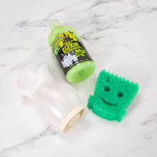 Načítať obrázok do zobrazovača galérie, Halloweenský balíček Scrub Daddy s prostriedkom na umývanie riadu Elixír čistoty, hubkou Frankenstein a dávkovačom Soap Daddy