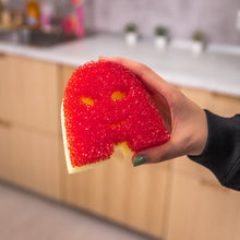 Načítať obrázok do zobrazovača galérie, Obojstranná červená hubka Sally Scrub Mommy v ruke