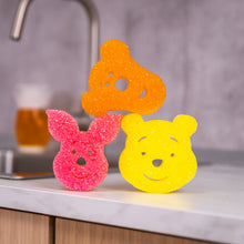 Načítať obrázok do zobrazovača galérie, Scrub Mommy® Špeciálna edícia Disney – Macko Pú