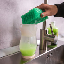 Načítať obrázok do zobrazovača galérie, Hubka Frankenstein Scrub Daddy a dávkovač prostriedku na umývanie riadu Soap Daddy pri používaní
