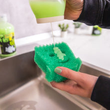 Načítať obrázok do zobrazovača galérie, Hubka Frankenstein Scrub Daddy FlexTexture® pri používaní
