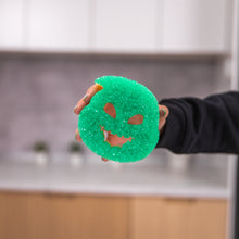 Načítať obrázok do zobrazovača galérie, Hubka Oogie Boogie Scrub Mommy v kuchynskom prostredí
