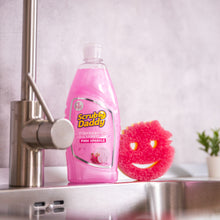 Načítať obrázok do zobrazovača galérie, Prostriedok na umývanie riadu Scrub Daddy Pink Sparkle s hubkou Scrub Mommy v kuchyni
