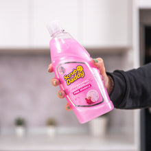 Načítať obrázok do zobrazovača galérie, Prostriedok na umývanie riadu Scrub Daddy Pink Sparkle v ruke
